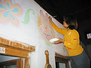 校舎の壁に壁画を描く